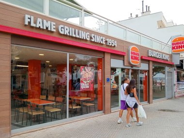 Palma de Mallorca, İspanya; 15 Ağustos 2024: Uluslararası Burger King zincirinin bir fast food restoranının ön cephesi, İspanya 'nın Playa de Palma de Mallorca tatil beldesinde