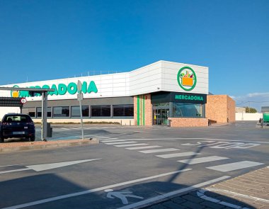 Campos, İspanya; 17 Ağustos 2024: İspanyol uluslararası zinciri Mercadona 'nın güneş doğarken bir süpermarketinin ön cephesi