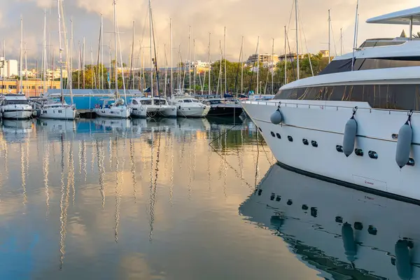 Palma de Mallorca, İspanya; 17 Ağustos 2024: Şatafatlı yatlar gün doğumunda Palma de Mallorca marinasında demirlemiş. Balear Adaları, İspanya