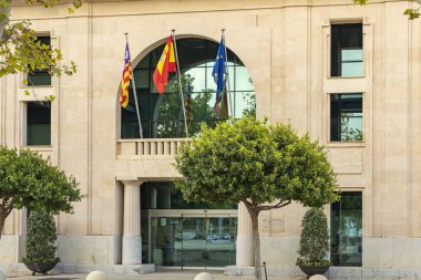 Palma de Mallorca, İspanya; 17 Ağustos 2024: Şafak vakti Palma de Mallorca kentindeki Balear Adaları liman idaresinin ana cephesi