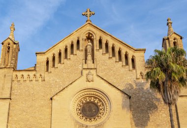 Güneşli bir günde şafak vakti, Santa Maria de Arta Kilisesi 'nin başkalaşımının ana cephesi. Mallorca Adası, İspanya