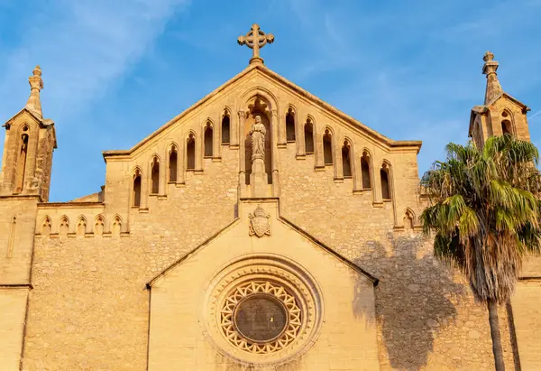 Güneşli bir günde şafak vakti, Santa Maria de Arta Kilisesi 'nin başkalaşımının ana cephesi. Mallorca Adası, İspanya