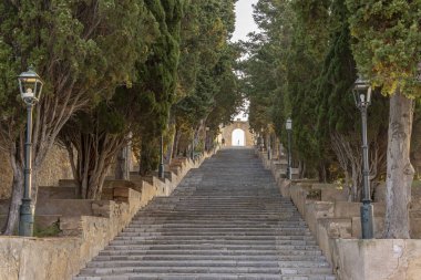 Şafakta, Majorcan 'ın Arta kasabasındaki Sant Salvador inzivasına çıkan Calvary merdivenlerinin genel manzarası. Balear Adaları, İspanya