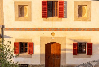 Arta, İspanya; 24 Eylül 2024: Mallorcan 'ın Arta kentindeki Mallora malikanesinin ön cephesi, gün doğumunda. Balear Adaları, İspanya