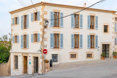 Arta, İspanya; 24 Eylül 2024: Şafak vakti Mallorcan 'ın Arta kasabasındaki Nema butik spa otelinin ana cephesi. Balear Adaları, İspanya