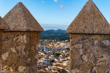 Gün doğumunda Mallorca adasındaki Arta kasabasının hava manzarası. Balear Adaları, İspanya