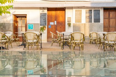 Arta, İspanya; 24 Eylül 2024: Şafak vakti Majorcan 'ın Arta kasabasında kapalı bir bar restoranının terası. Balear Adaları, İspanya