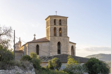 Güneşli bir günde şafak vakti, Santa Maria de Arta Kilisesi 'nin başkalaşımının ana cephesi. Mallorca Adası, İspanya