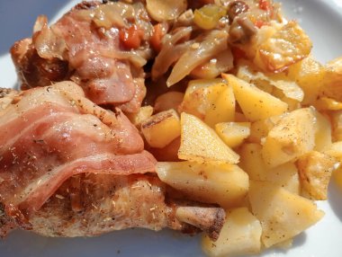 Akdeniz mutfağının tipik patates ve sebzeli et yahnisi.