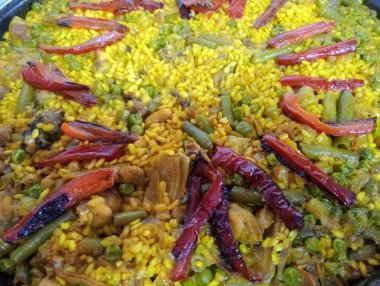 İspanyol mutfağında paella tavasında pişirilmiş bir Valensiyalı paella 'nın yakın çekimi.