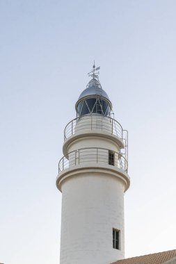 Mallorcan 'ın Cala Rajada kasabasının deniz feneri, Mallorca adasının kayalık kıyılarında, gün doğumunda. Balear Adaları, İspanya