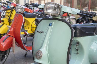 Felanitx, İspanya; 20 Ekim 2024: Felanitx, İspanya 'daki Paprika Fuarı' nda antika bir Vespa scooter 'ın yakın çekimi