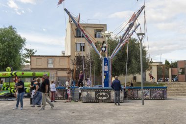 Felanitx, İspanya; 20 Ekim 2024: İspanya 'nın Felanitx kentindeki kırmızı biber fuarında çocukların oynadığı teleferik hatlarıyla atlama
