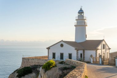 Cala Rajada, İspanya; 25 Ekim 2024: Mallorcan şehri Cala Rajada 'nın deniz feneri, Mallorca adasının kayalık kıyıları, gün doğumunda. Balear Adaları, İspanya