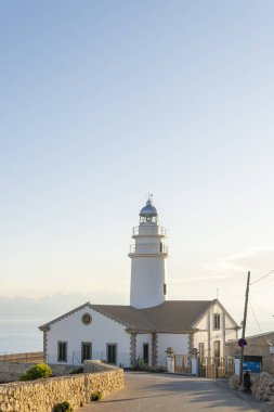 Cala Rajada, İspanya; 25 Ekim 2024: Mallorcan şehri Cala Rajada 'nın deniz feneri, Mallorca adasının kayalık kıyıları, gün doğumunda. Balear Adaları, İspanya