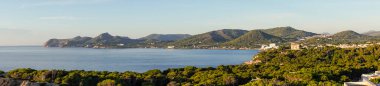 Güneş doğarken Majorcan şehri Capdepera 'nın panoramik manzarası. Mallorca Adası, İspanya