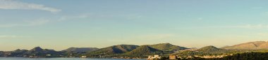 Güneş doğarken Majorcan şehri Capdepera 'nın panoramik manzarası. Mallorca Adası, İspanya