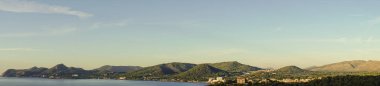Güneş doğarken Majorcan şehri Capdepera 'nın panoramik manzarası. Mallorca Adası, İspanya