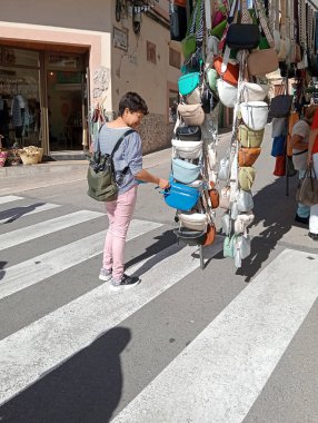 Felanitx, İspanya; 20 Ekim 2024: Mallorcan 'ın Felanitx kentindeki haftalık sokak pazarının genel görünümü, müşterilerin gezindiği ve alışveriş yaptığı