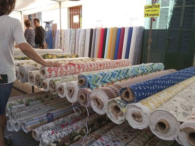 Felanitx, İspanya; 20 Ekim 2024: Mallorcan 'ın Felanitx kentindeki haftalık sokak pazarının genel görünümü, müşterilerin gezindiği ve alışveriş yaptığı