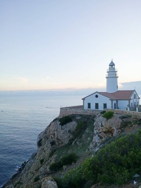 Mallorcan 'ın Cala Rajada kasabasının deniz feneri, Mallorca adasının kayalık kıyılarında, gün doğumunda. Balear Adaları, İspanya