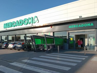 Cala Rajada, İspanya; 25 Ekim 2024: İspanya 'nın Mallorca kentinde şafak vakti İspanyol zinciri Mercadona' nın bir süpermarketinin ön cephesi