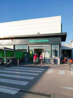 Cala Rajada, İspanya; 25 Ekim 2024: İspanya 'nın Mallorca kentinde şafak vakti İspanyol zinciri Mercadona' nın bir süpermarketinin ön cephesi