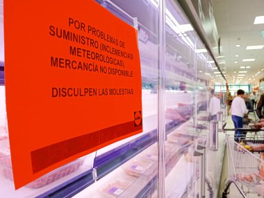 Felanitx, İspanya; Kasım 01 2024: Bir Lidl süpermarket zincirindeki tedarik sorunları nedeniyle paketlenmiş et satan buzdolabı çok boş