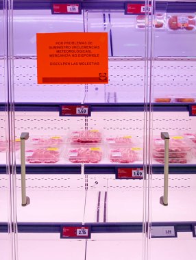 Felanitx, İspanya; Kasım 01 2024: Bir Lidl süpermarket zincirindeki tedarik sorunları nedeniyle paketlenmiş et satan buzdolabı çok boş