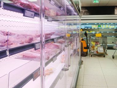 Felanitx, İspanya; Kasım 01 2024: Bir Lidl süpermarket zincirindeki tedarik sorunları nedeniyle paketlenmiş et satan buzdolabı çok boş