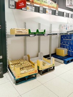 Felanitx, İspanya; Kasım 01 2024: Bir Lidl zinciri süpermarketinde tedarik sorunları nedeniyle yumurta tezgahı
