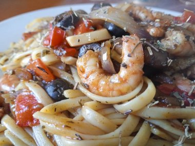 Sebzeli ve karidesli eriştenin yakın çekimi. Sağlıklı yiyecek görüntüsü