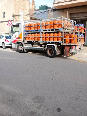 Felanitx, İspanya; 22 Ocak 2025: İspanya 'nın Felanitx kentinde portakal bütan silindirlerinin dağıtımı ve satışı