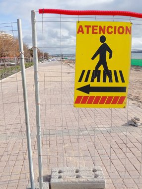 İspanya 'nın Palma de Mallorca plajındaki gezinti alanındaki inşaat çalışmaları nedeniyle İspanyolca yaya tabelası.