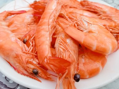 Deniz ürünleri paella 'sı hazırlamak için bir tabakta kırmızı karides yakın plan.