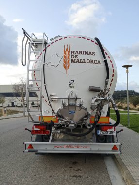 Felanitx, İspanya; Mart 01: 2025: Un şirketi Harinas de Mallorca 'nın römorku İspanya' nın Felanitx kentinde park halinde.