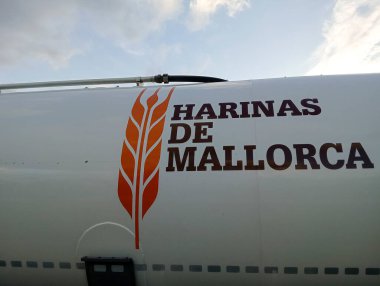 Felanitx, İspanya; Mart 01: 2025: Un şirketi Harinas de Mallorca 'nın römorku İspanya' nın Felanitx kentinde park halinde.