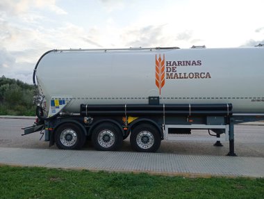 Felanitx, İspanya; Mart 01: 2025: Un şirketi Harinas de Mallorca 'nın römorku İspanya' nın Felanitx kentinde park halinde.