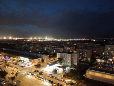 Palma de Mallorca, İspanya; Mart 02 2025: Gün batımında Palma de Mallorca plaj tatil beldesinin havadan görünüşü