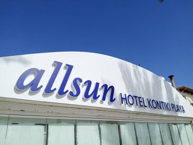 Palma de Mallorca, İspanya; 16 Mart 2025: Allsun Kontiki Playa otelinin ön cephesi düşük sezon için kapatıldı
