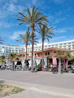 Palma de Mallorca, İspanya; 16 Mart 2025: Palma de Mallorca sahilinin alçak mevsimdeki genel manzarası