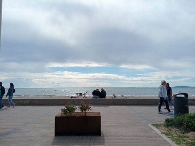Palma de Mallorca, İspanya; 16 Mart 2025: Palma de Mallorca sahilinin alçak mevsimdeki genel manzarası