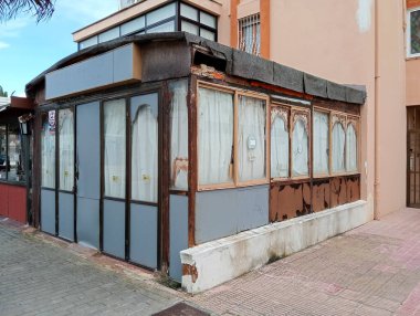 Palma de Mallorca, İspanya; 16 Mart 2025: Düşük mevsimde Palma de Mallorca 'daki turistik plaj tatil beldesinde restoran kapandı