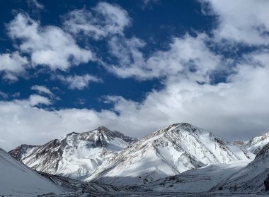 Kış boyunca Maipo Vadisi 'ndeki Karlı And Dağları. 