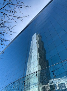 Santiago de Chile 'de modern mimari. Gökdelen büyük cam bir cephede yansıyor..