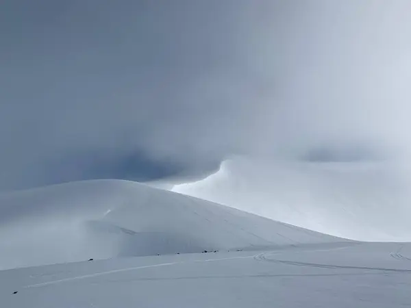 Casablanca Volkanı 'nın (Şili) tepesi hala bulutların arkasında uzanıyor, ama güneş çoktan parlamaya başladı, çok özel bir ruh hali yaratıyor..
