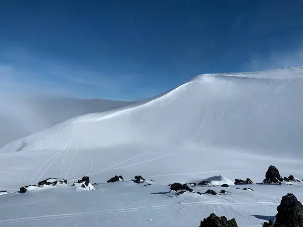 Güney Şili 'deki Kazablanka Volkanı' nın tepesine. Resim, dağcılık ve kayak yapmak için ideal bir mevsim olan kış döneminde çekildi..