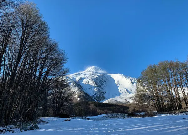 Lanin Volkanı 'nın kışın taze karlı manzarası. Volkan Şili 'nin güneyinde yer almaktadır.