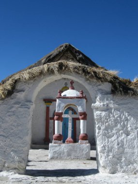 Parinacota kilisesi girişi. Kilise Şili Altiplano 'da (dağlık) yer almaktadır ve Ruta de los Misioneros' un bir parçasıdır. 