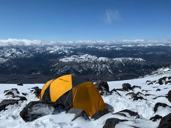 Lanin Volkanı 'ndaki ana kamp deniz seviyesinden yaklaşık 2.800 metre yükseklikte kurulmuştur..